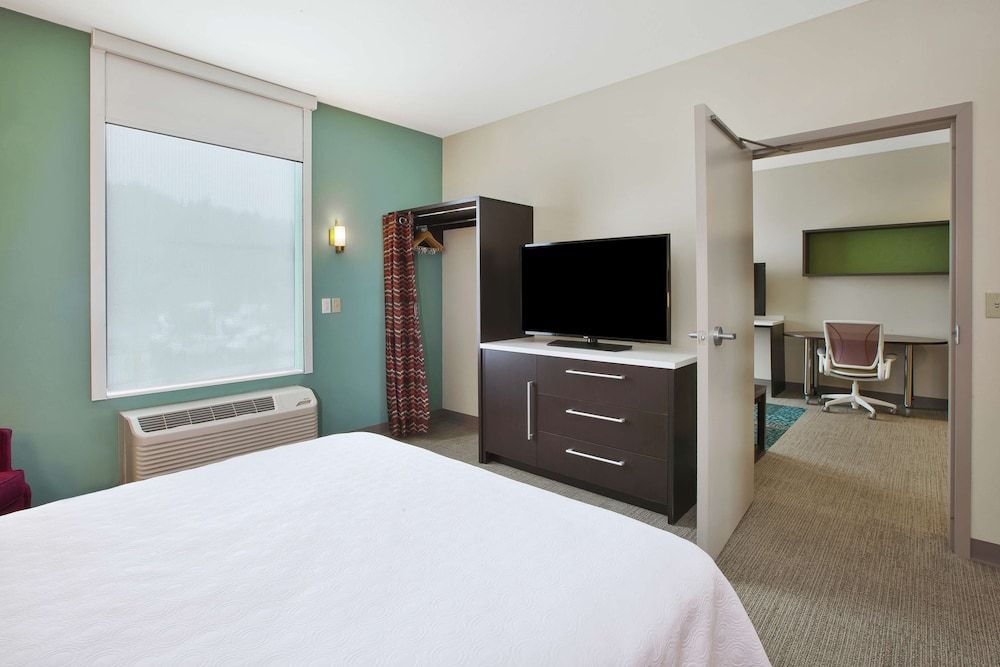 Suite, 1 Queen Bed, Accessible, Bathtub