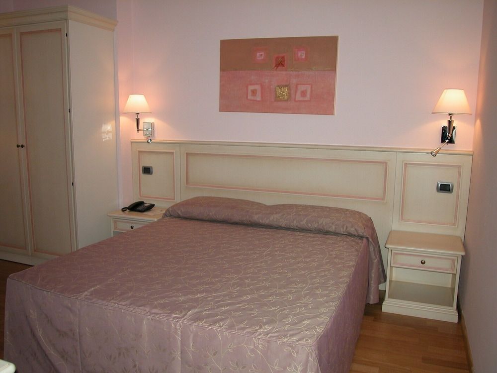 West Florence Hotel Classic Double Room 2