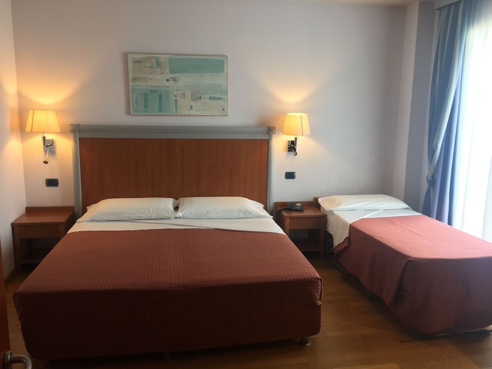 West Florence Hotel Triple Room