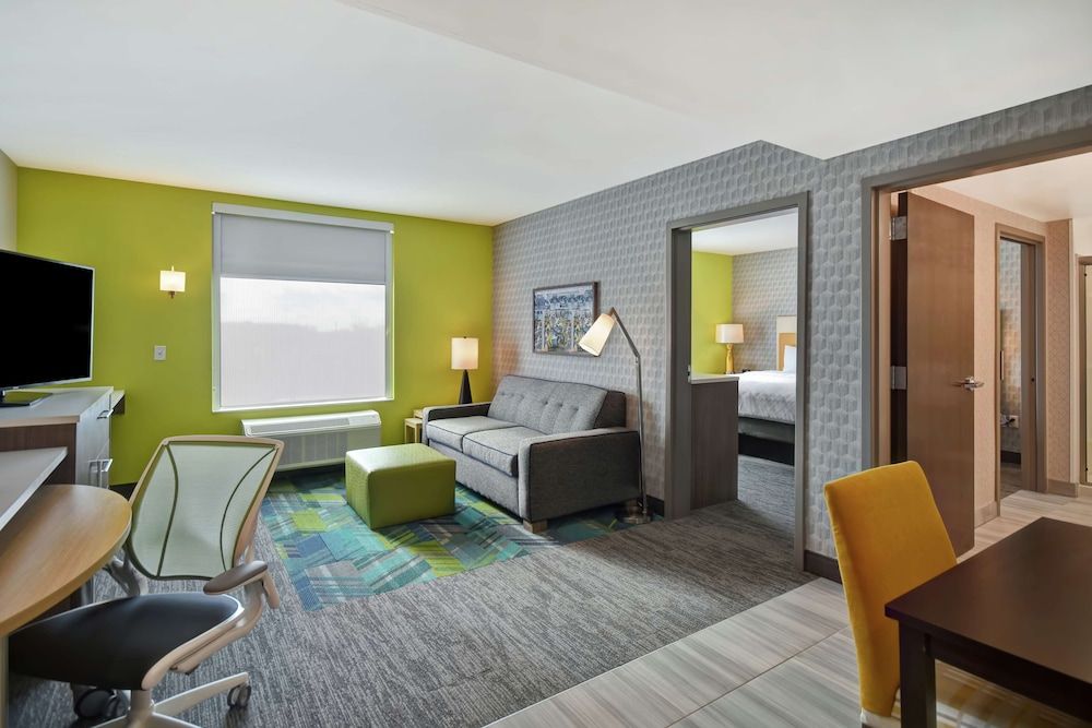 Suite, 1 Queen Bed, Accessible, Bathtub