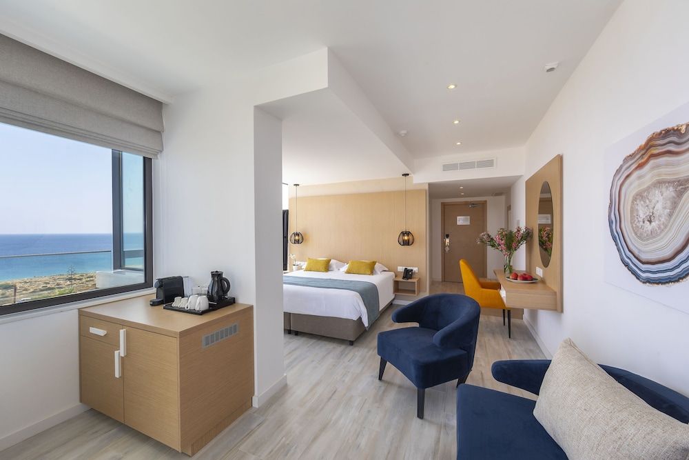 Leonardo Crystal Cove & Spa by the sea - Adults Only Executive Suite (Outdoor Jetted Tub) 3