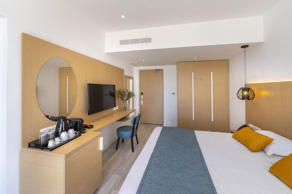 Leonardo Crystal Cove & Spa by the sea - Adults Only Room, Partial Sea View 2