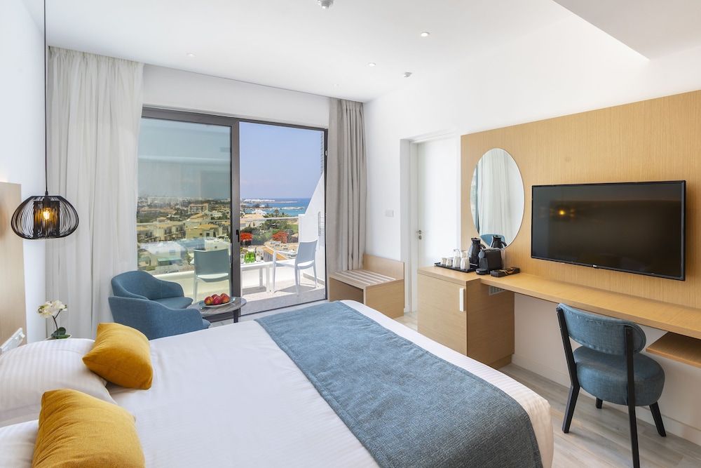 Leonardo Crystal Cove & Spa by the sea - Adults Only Room, Partial Sea View 3