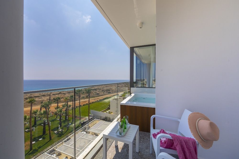 Leonardo Crystal Cove & Spa by the sea - Adults Only Executive Suite (Outdoor Jetted Tub) 4