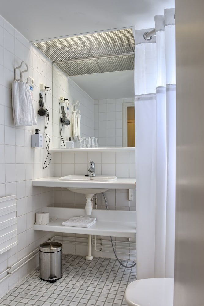 Teatterihotelli Riihimäki Basic Double Room, 2 Twin Beds, Non Smoking 3