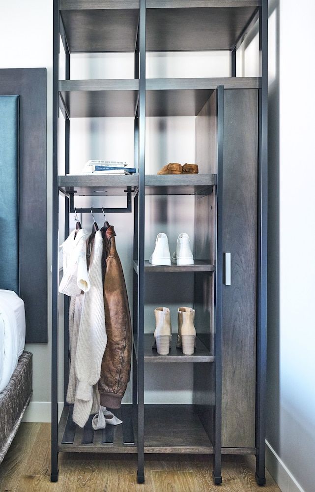 The Docent's Collection Standard Studio, 1 Queen Bed 2