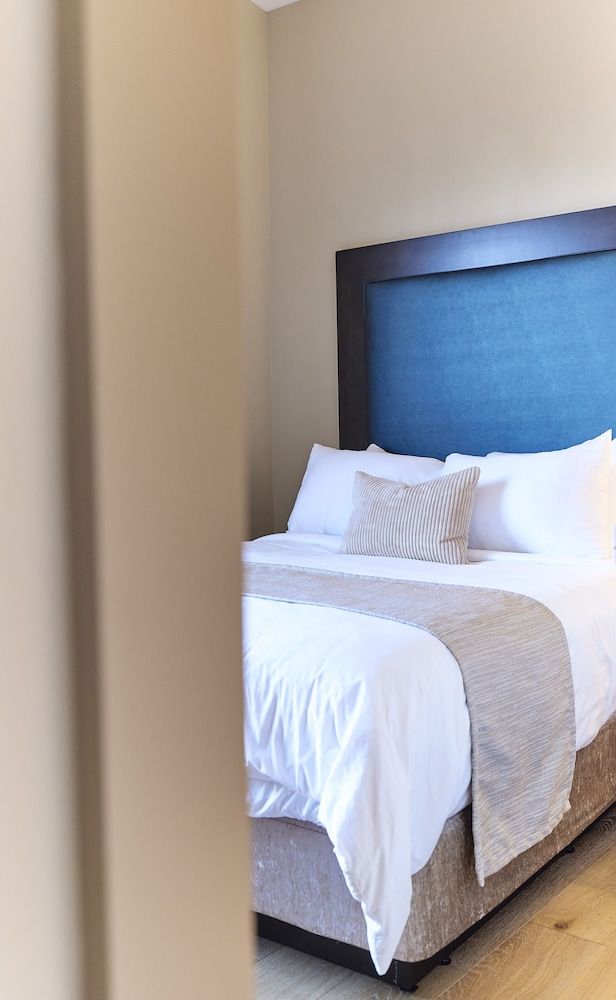 The Docent's Collection Luxury Loft, 2 Bedrooms 4