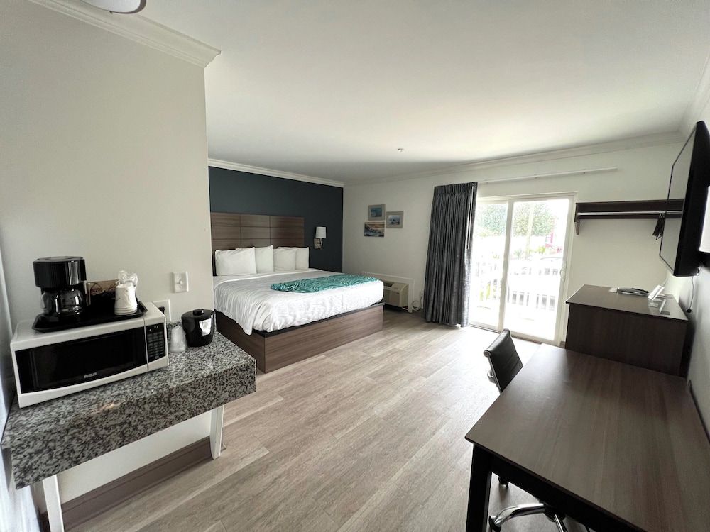 Deluxe Room, 1 King Bed, Balcony (Smoke Free)