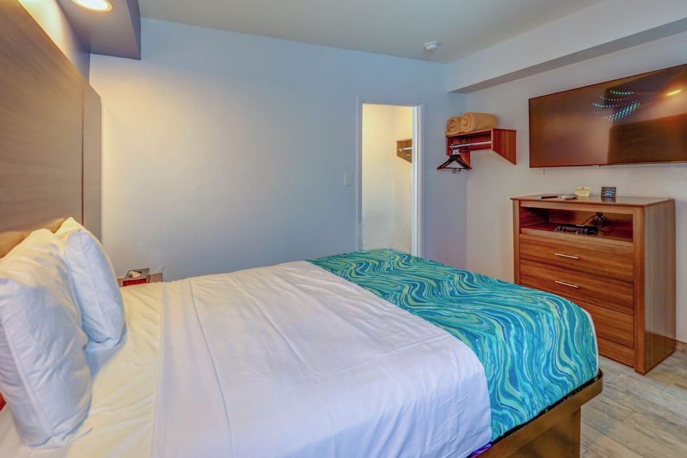 Suite, Multiple Beds (Smoke Free, Two Rooms)