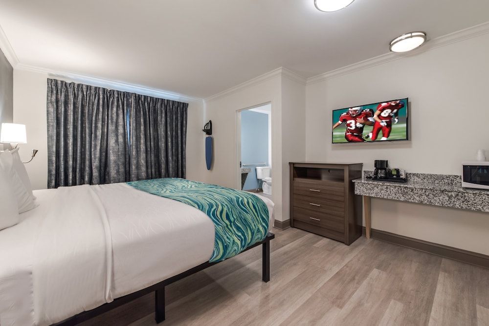Deluxe Room, 1 King Bed, Accessible (Smoke Free)