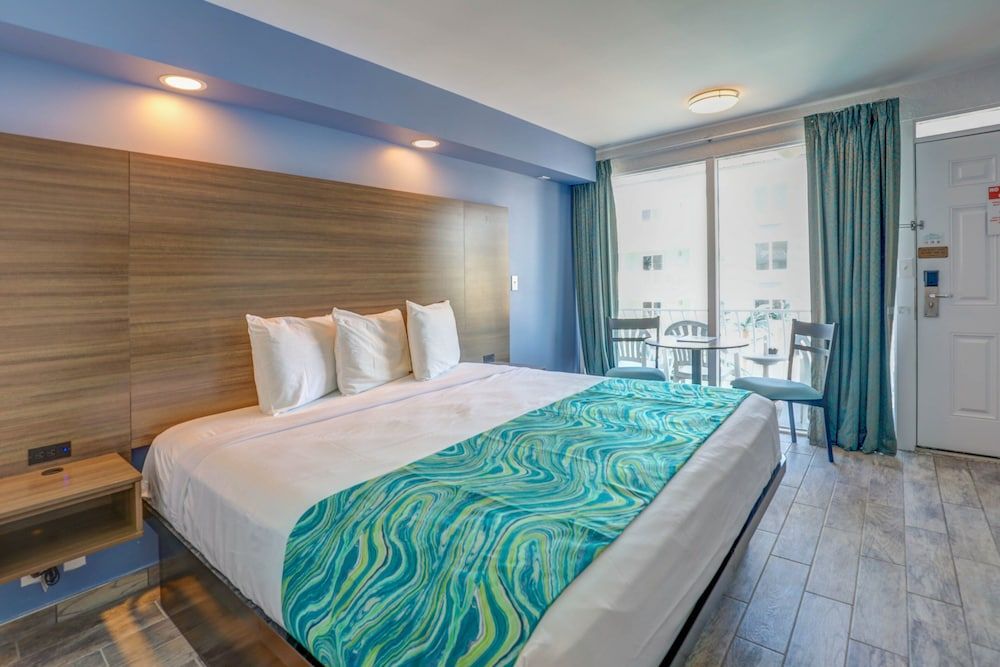 Deluxe Room, 1 King Bed (Smoke Free)