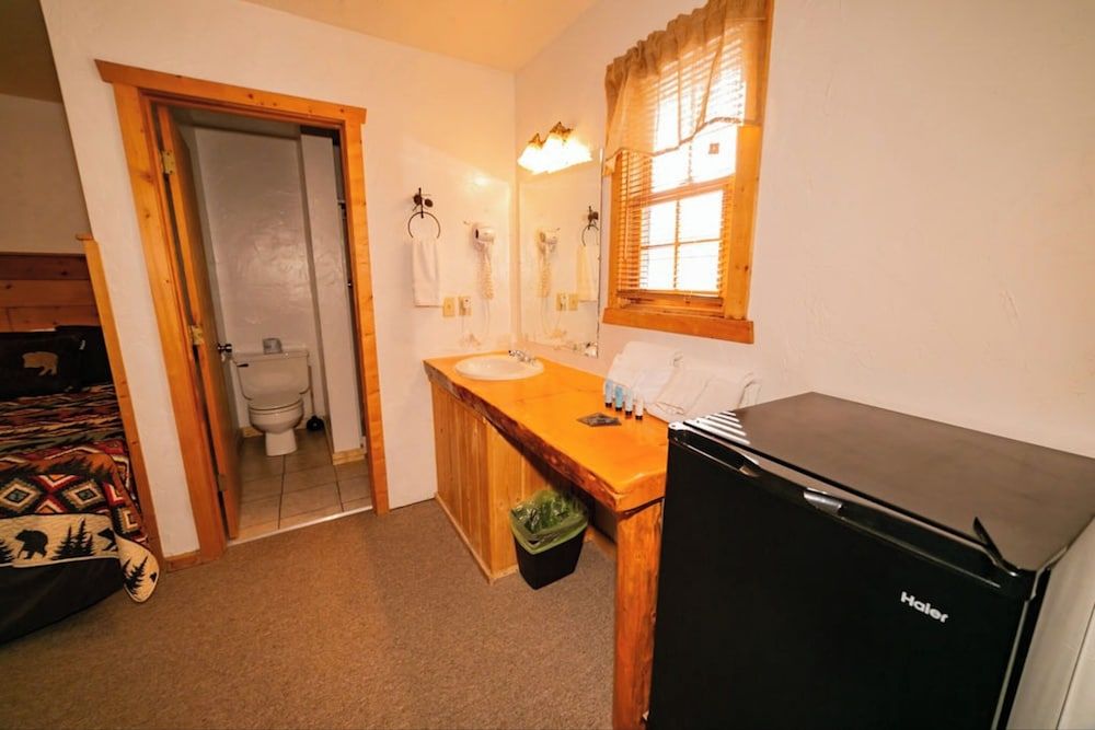 Chinook Winds Lodge Premium Room, 2 Queen Beds (Room 17, top floor) 4