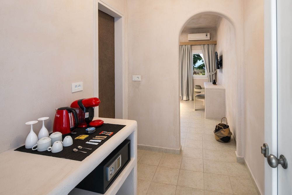 Aelia Luxury Suites Junior Suite, Pool View 6