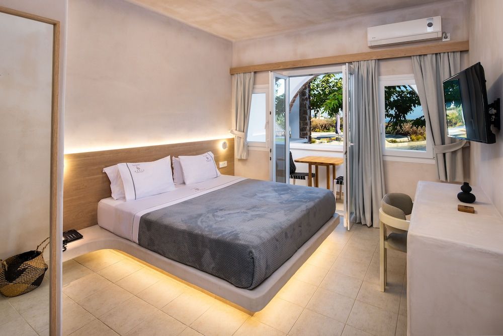 Aelia Luxury Suites Junior Suite, Pool View 2