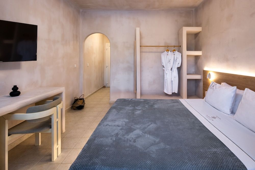 Aelia Luxury Suites Junior Suite, Pool View 5