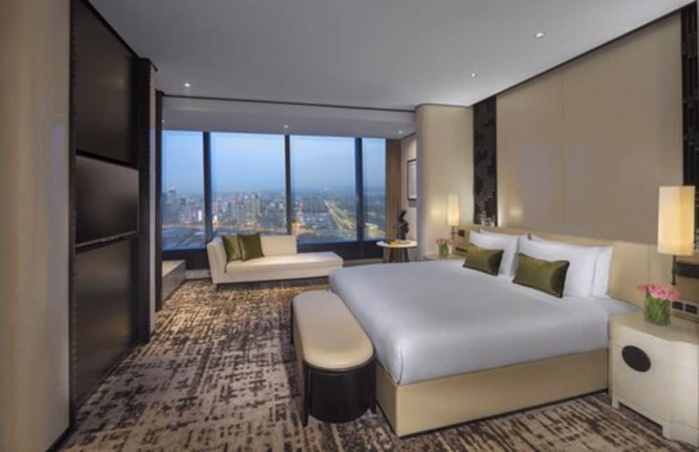 Deluxe Room, 1 King Bed, City View