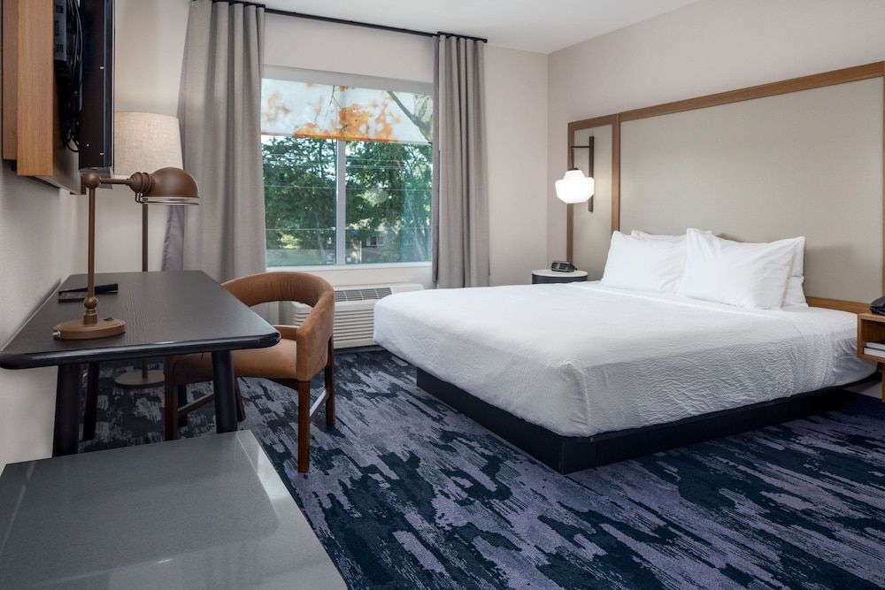 Room, 1 King Bed, Non Smoking (Mobility Accessible, Tub)