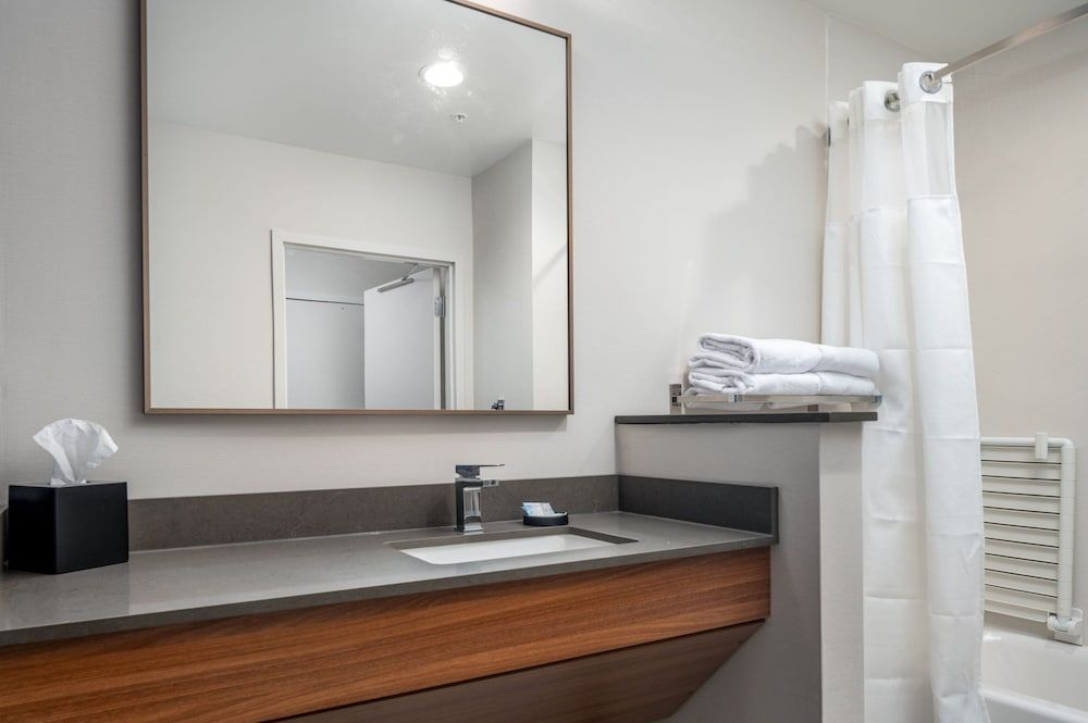 Room, 1 King Bed, Non Smoking (Mobility Accessible, Tub)