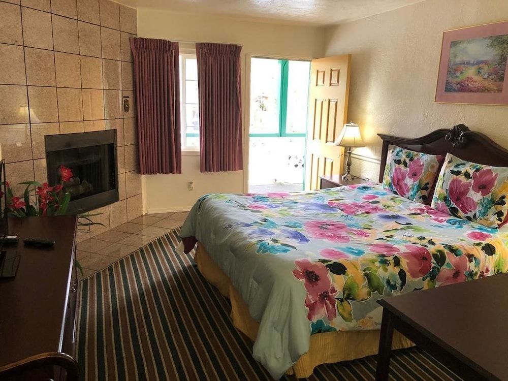 undefined Monterey Pines Inn