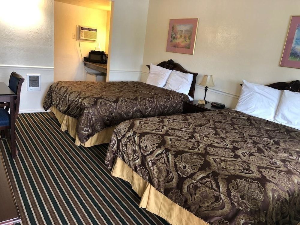undefined Monterey Pines Inn 3