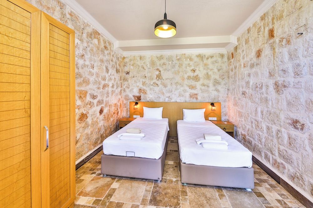 Economic Family Room, Garden Floor with Jacuzzi