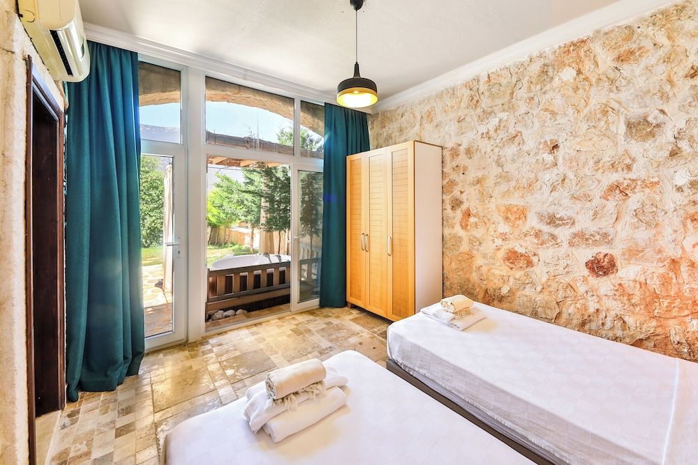 Economic Family Room, Garden Floor with Jacuzzi