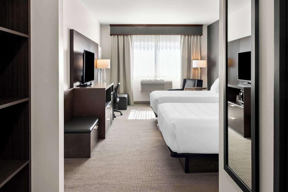 Best Western Plus Morden Standard Room, 2 Queen Beds, Refrigerator & Microwave 3