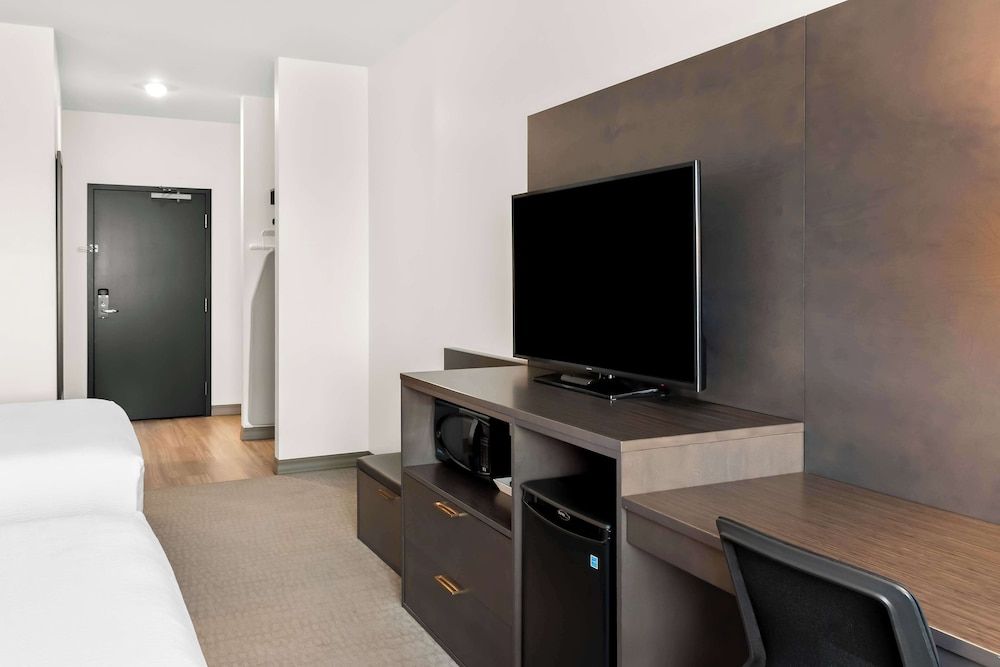 Best Western Plus Morden Standard Room, 2 Queen Beds, Refrigerator & Microwave 8