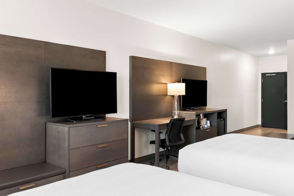 Best Western Plus Morden Suite, Multiple Beds, Accessible, Refrigerator & Microwave (with Sofabed) 3