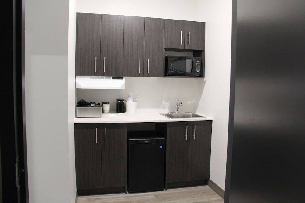 Best Western Plus Morden Standard Room, 2 Queen Beds, Kitchenette 9