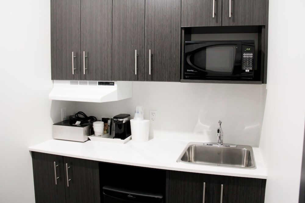 Best Western Plus Morden Standard Room, 2 Queen Beds, Kitchenette 10