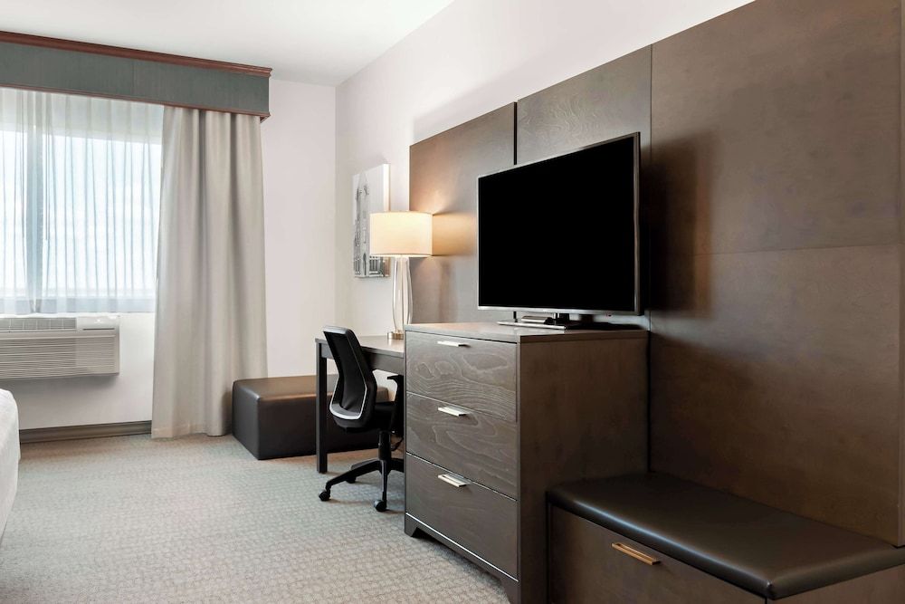 Best Western Plus Morden Standard Room, 2 Queen Beds, Kitchenette 8