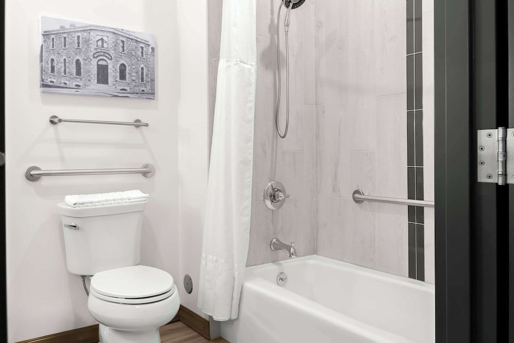 Best Western Plus Morden Suite, Multiple Beds, Accessible, Refrigerator & Microwave (with Sofabed) 8