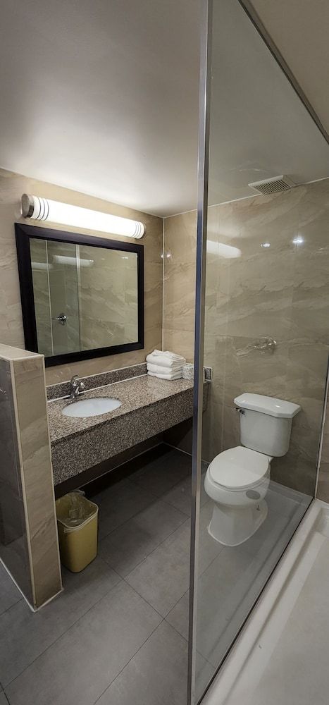 Essence Express Wayne Deluxe Double Room 11