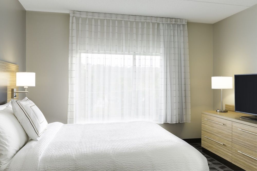 Suite, 1 Bedroom (Mobility/Hearing Access, Roll-In Shwr)