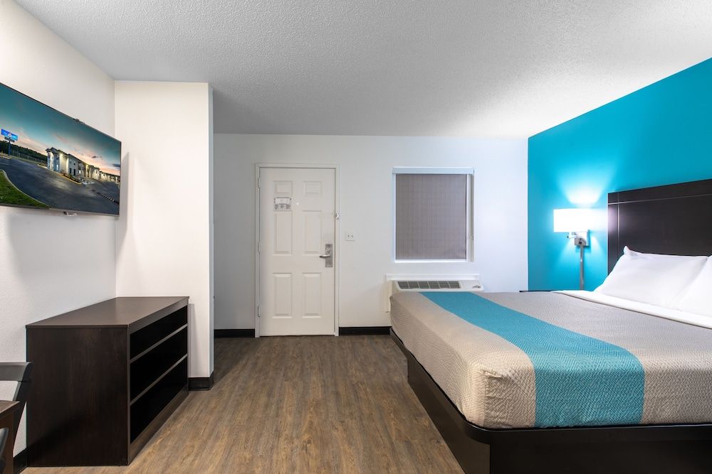 Premium Room, 1 Queen Bed, Smoking, Kitchen