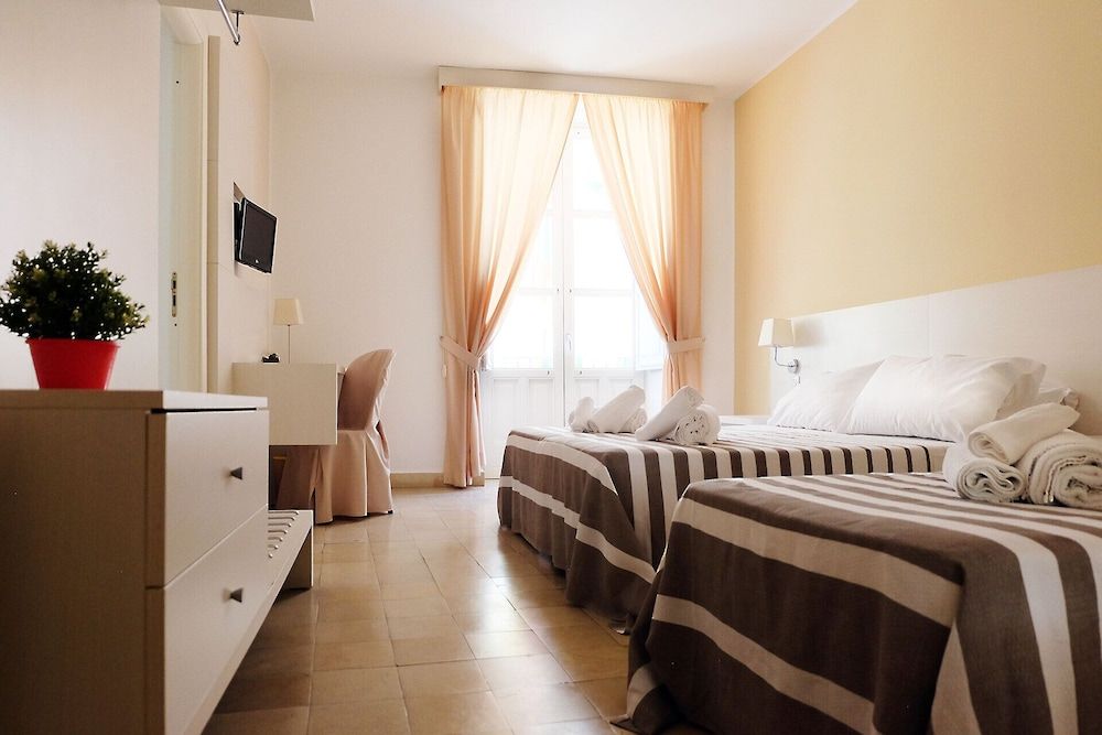 Classic Triple Room, Balcony, City View