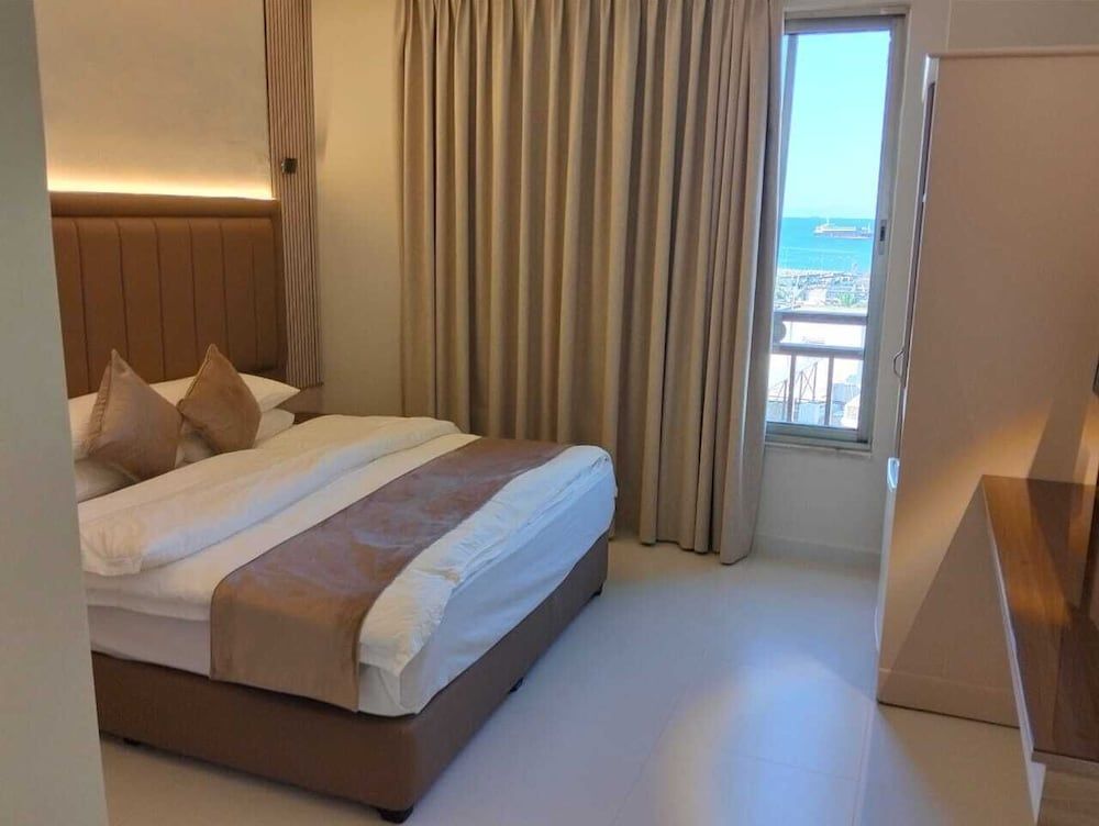 Captain's Hotel Deluxe Double Room with Sea View 3