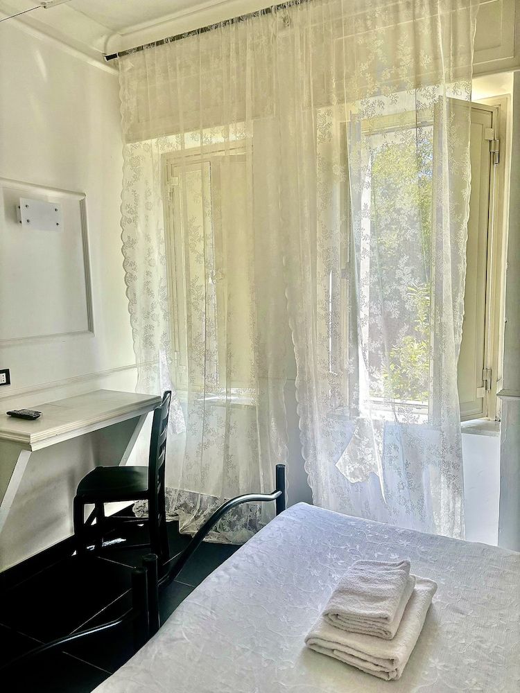 Palace Rome - Hostel Standard Double or Twin Room 23