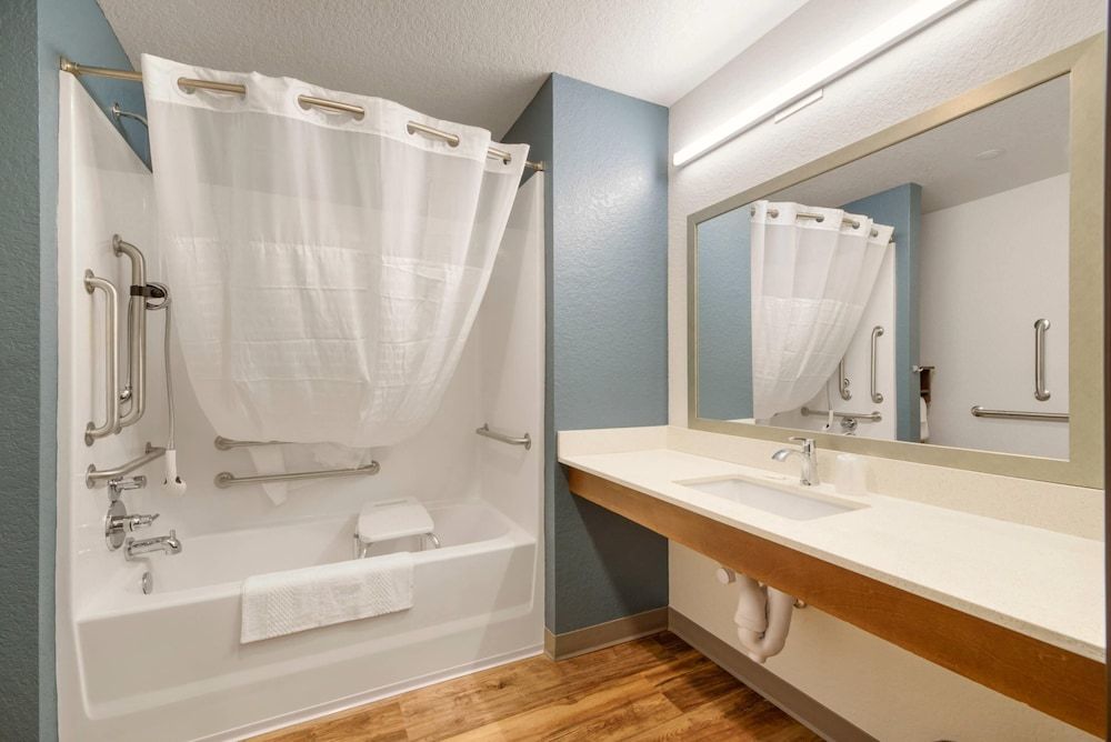 WoodSpring Suites Orlando I-4 & Convention Center Room, 1 Queen Bed, Accessible, Non Smoking (Tub) 3