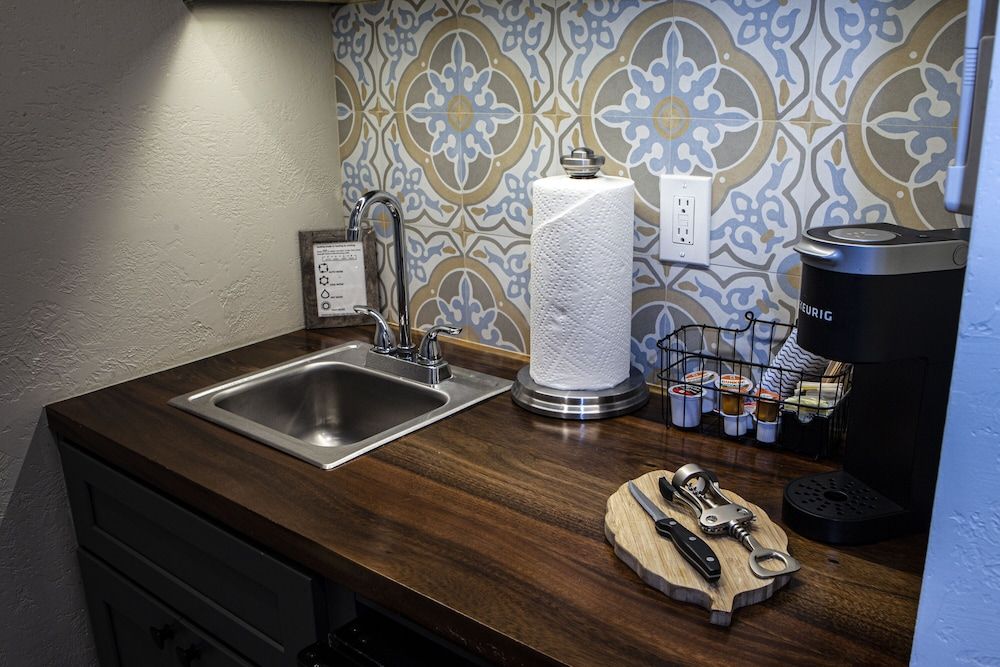 Hotel California Premium Room, 1 King Bed, Pool View (Upstairs) 3