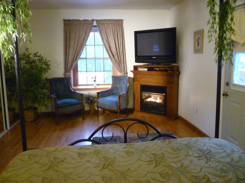 Fairbanks Extended Stay Superior Suite, 1 King Bed, Jetted Tub 2