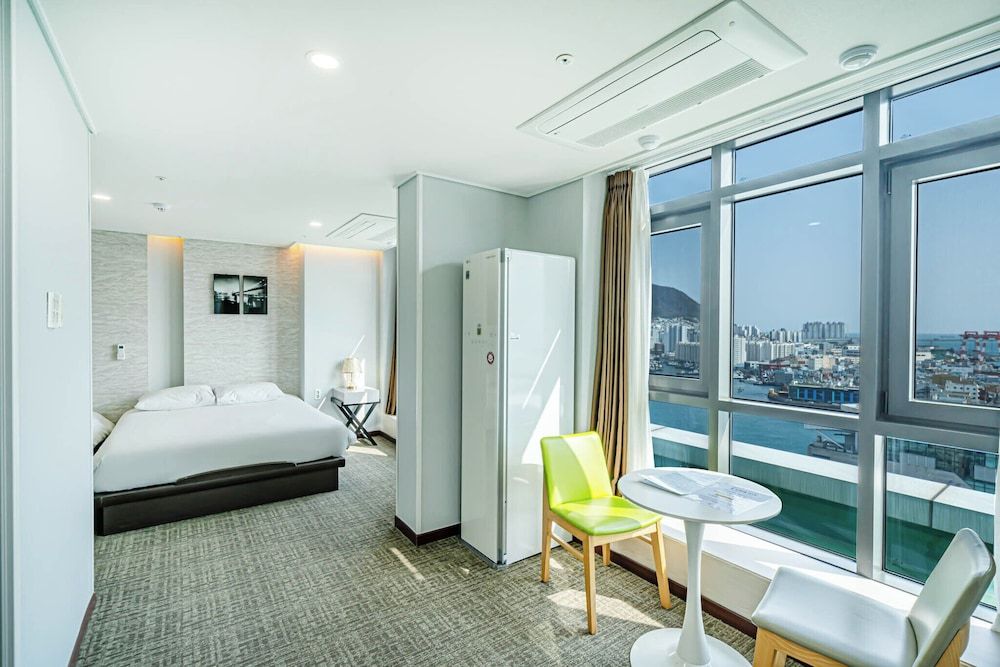 undefined Griffin Bay Hotel 3