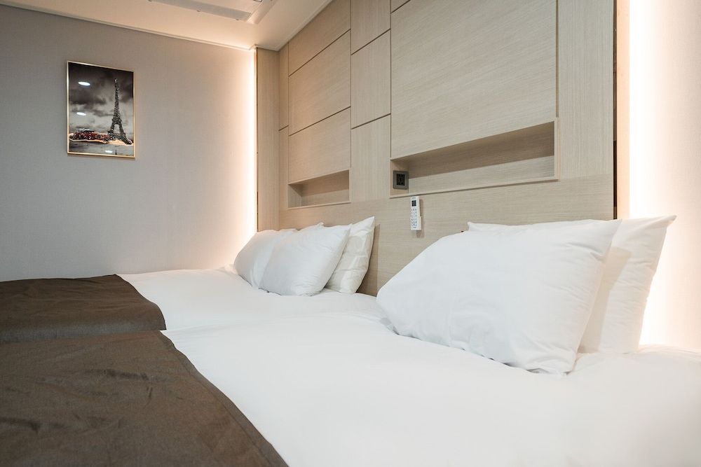 Griffin Bay Hotel Deluxe Twin Room 3