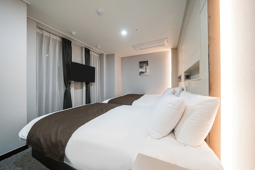 Griffin Bay Hotel Deluxe Twin Room