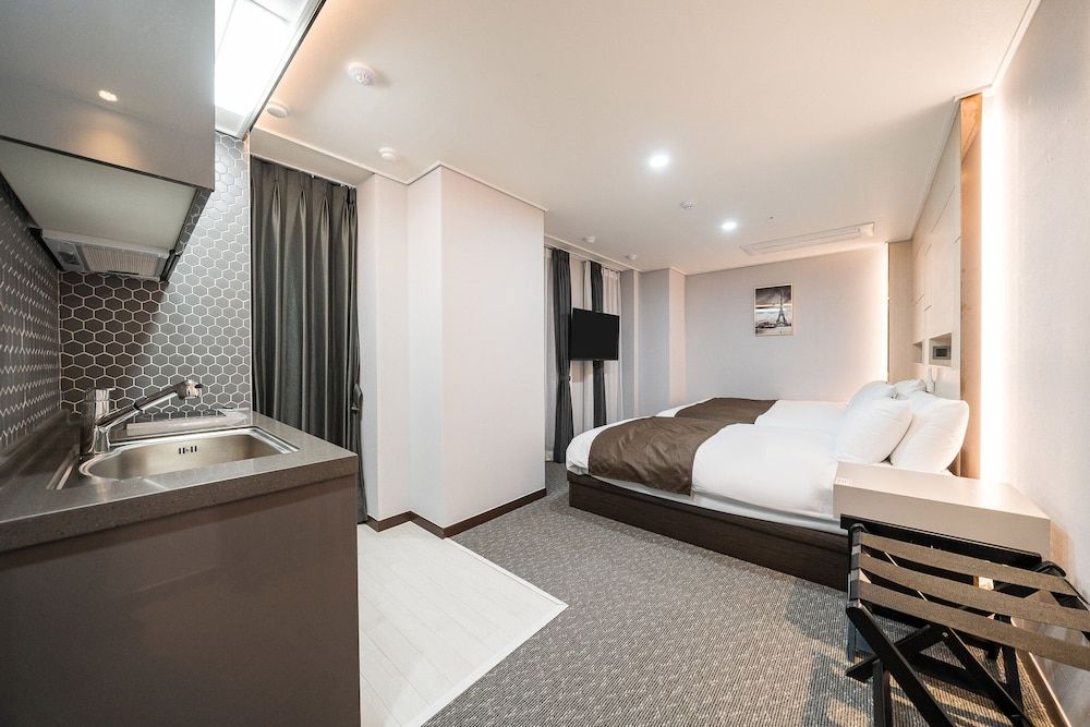 Griffin Bay Hotel Deluxe Twin Room 2