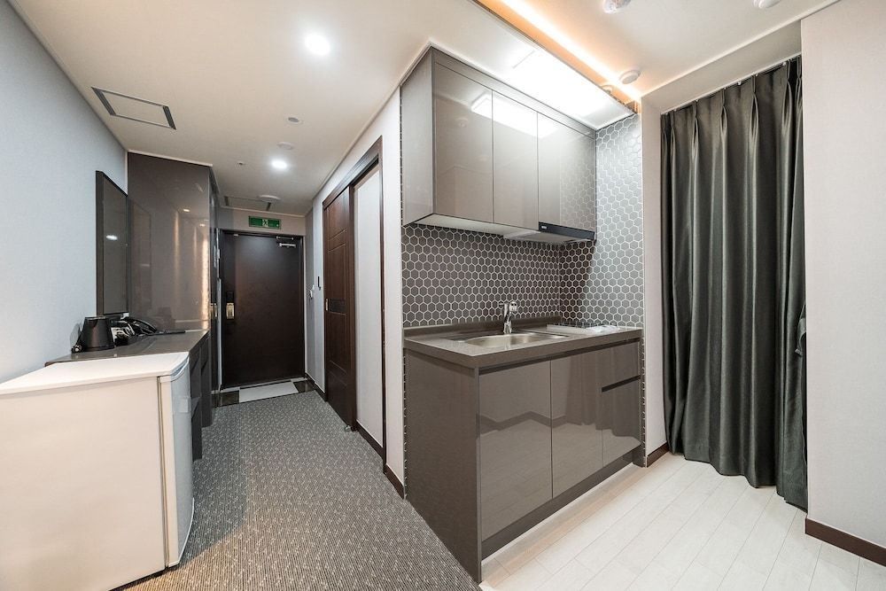 Griffin Bay Hotel Deluxe Twin Room 7