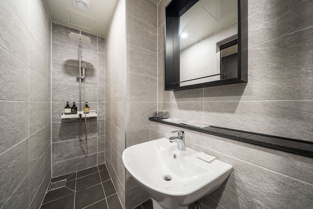 Griffin Bay Hotel Deluxe Twin Room 8