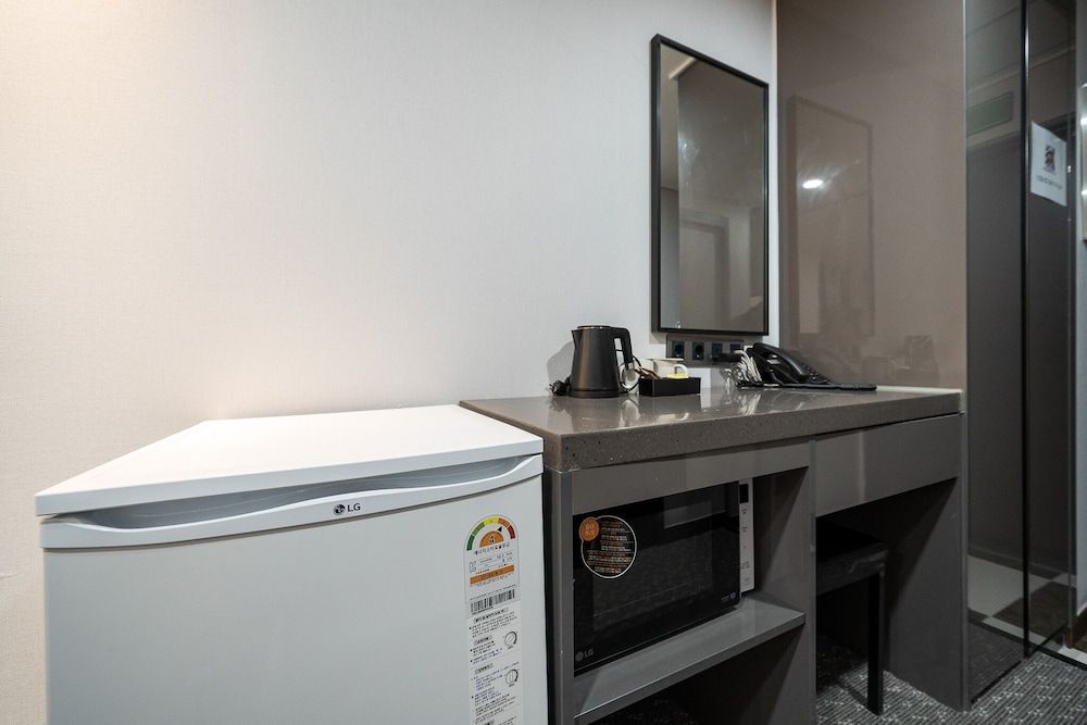 Griffin Bay Hotel Deluxe Twin Room 6