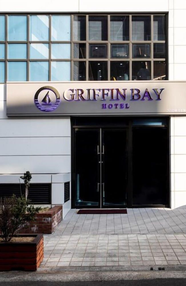 undefined Griffin Bay Hotel 8